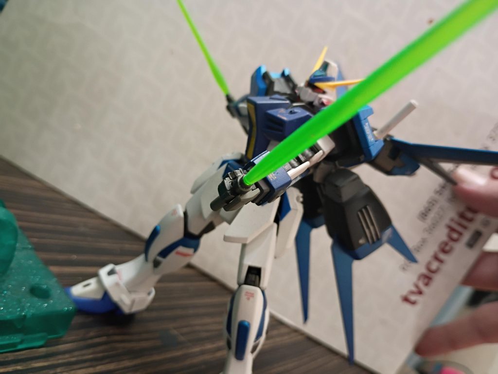 このポーズが好きです。ビームサーベルを振り回して敵を倒しています