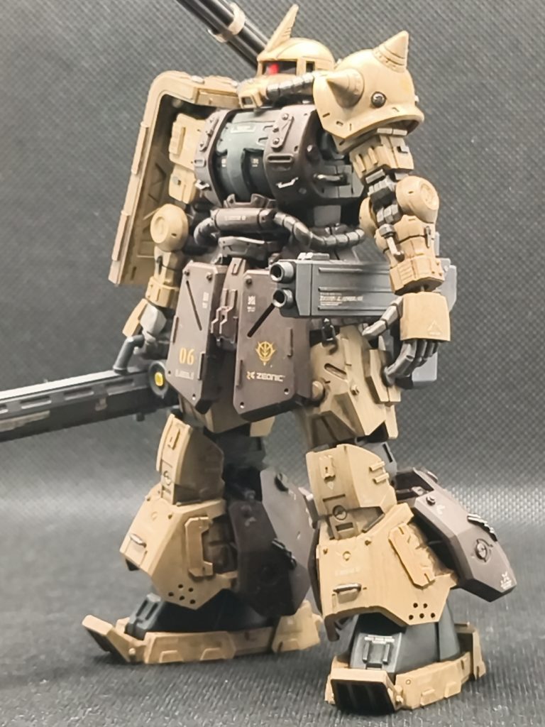 フロントアーマーは何かの余剰パーツ…脚部は無改造ですぽっとはめられました。がスカートをちょっと広げないとおさまりきらず💦 