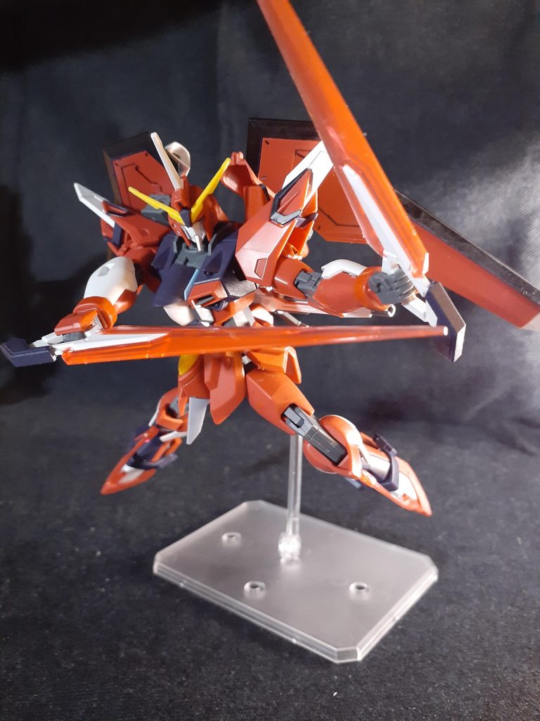 ビームブーメランを二刀構えた体勢です。低い姿勢が似合う感じがしますね。