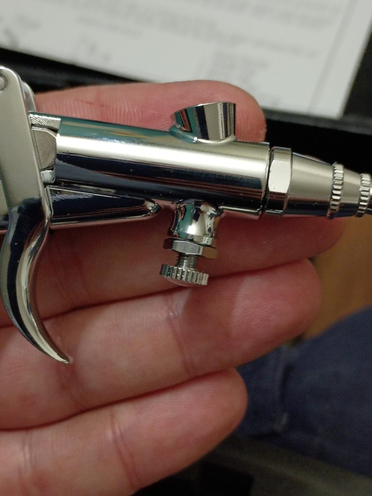 使うのが楽しみです。3種類のサイズの針が付属しています。0.3mm、0.5mm、0.8mm。さらに、3種類のサイズのペイントカップも付いています。