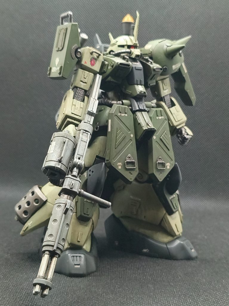 右肩のシールドは元々のものの上部だけ取り付けました。武器は水星のデミトレ拡張セットのです。撮影してから右足のスリッパが割れているのに気づく始末・・・💧