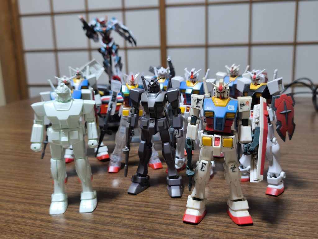 １番手前のHGはＶ作戦セットの７８君。ムニュづけを知り合わせ目をきれいに消せるように作り始めたもの。シールがいい感じ