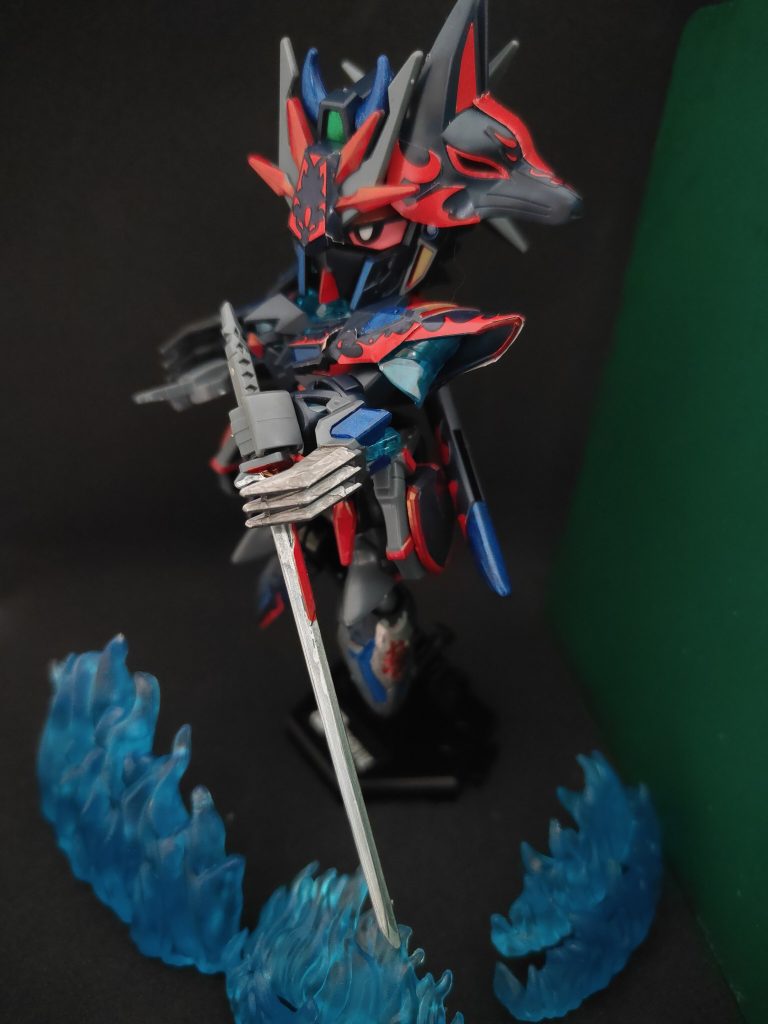 マーカーのガンダムレッド、メタルブルー、ガンメタでカラーリングしましたがまだ雑さが抜けません…炎エフェクトと相性抜群