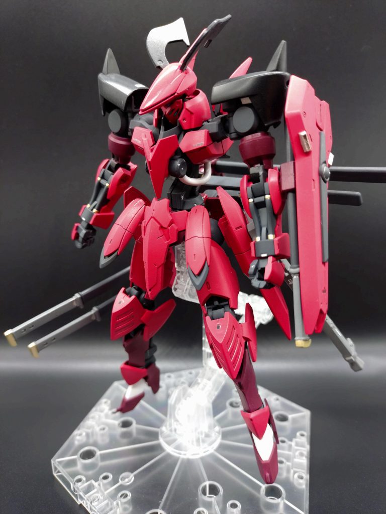 正面鉄血の世界感では鈍器が多いですが鋭さ素早さで戦う機体をイメージして作りました