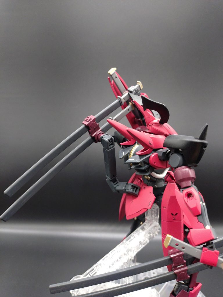 後ろから見るとこんな感じ　盾の裏にも１本刀があり刀は全部で５本あります