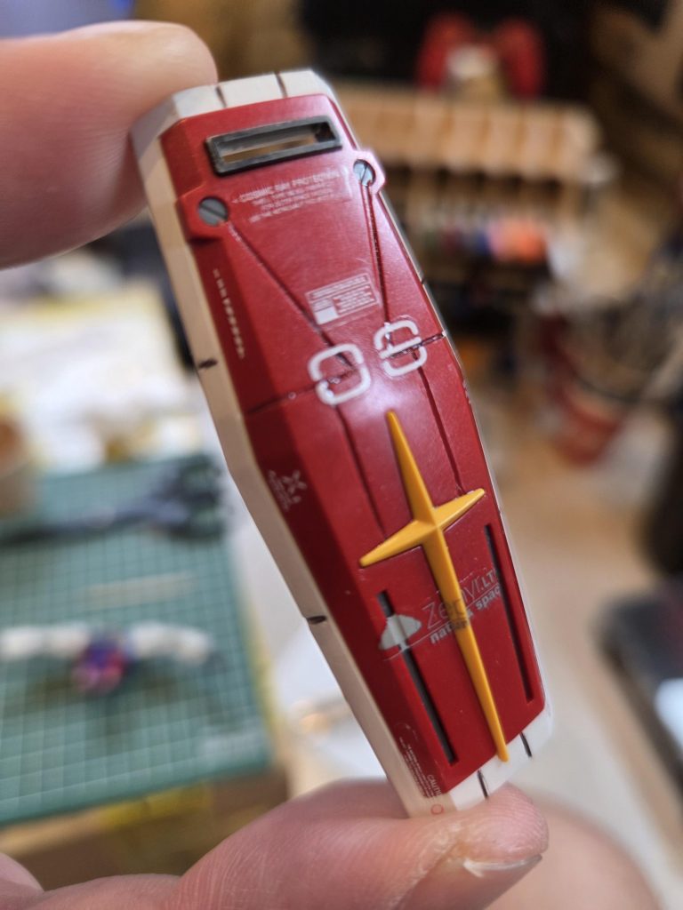 作品名：シールド出来た<p>『1/144 RX-78-2』のシールドが出来ました。スジボリ追加してスミ入れして、デカールを貼ってみました。シールドのメタリックレッドの調色も良い感じになりました。 </p>