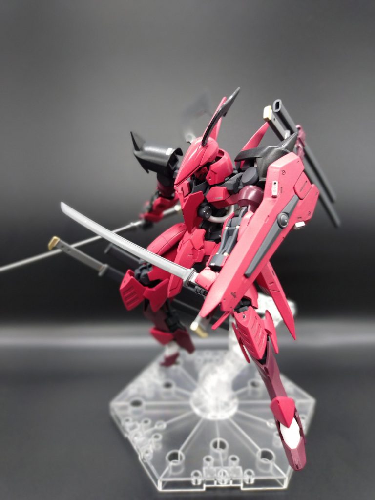 鉄血世界で鋭い細身の刀ではすぐダメになると思うので大量の刀を持っている設定です