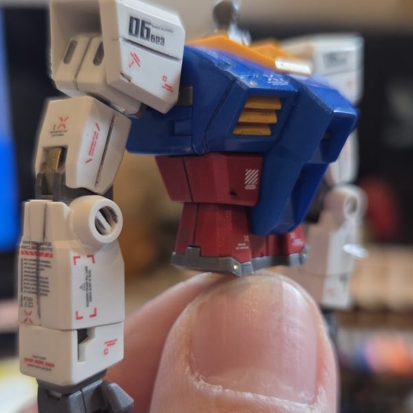 1/144 HG RX-78-2を全塗装してスジボリ、デカールでどれだけグレードがアップして見えるかに挑戦しています。基本的には色分けパーツごとにラッカー塗料で塗装して、あとはスミイレとリアルタッチマーカーでアクセントをつけました。下半身は部分塗装が多いので、また後日に挑戦します！  （2枚目）