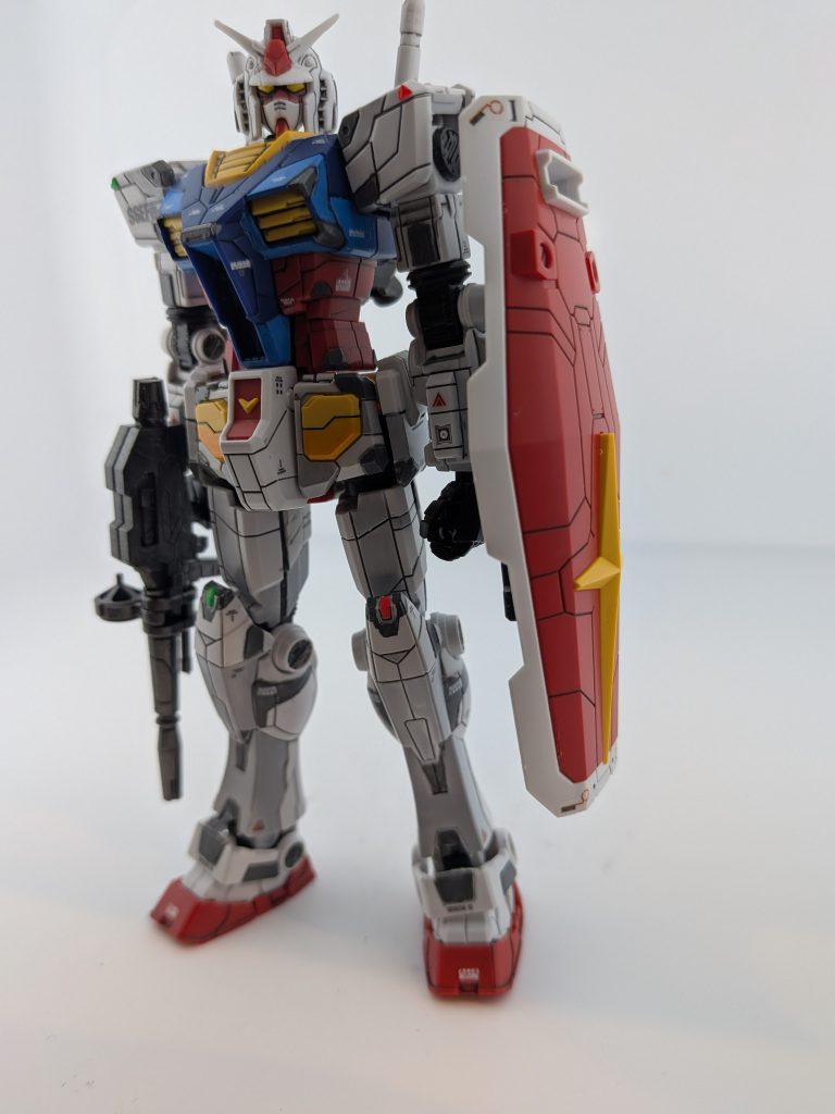 今回、本体のガンダムに使用した塗料です。 胴体部の青:H25 スカイブルー+ブルー少量腰部ヘリウムコア:H24 オレンジイエロー腹部、脚部の濃いグレー:H22 グレー(ねずみ色)脚部、肩部等の薄いグレー:薄いグレーは、めっちゃムラになってますね(笑)🤣お恥ずかしい