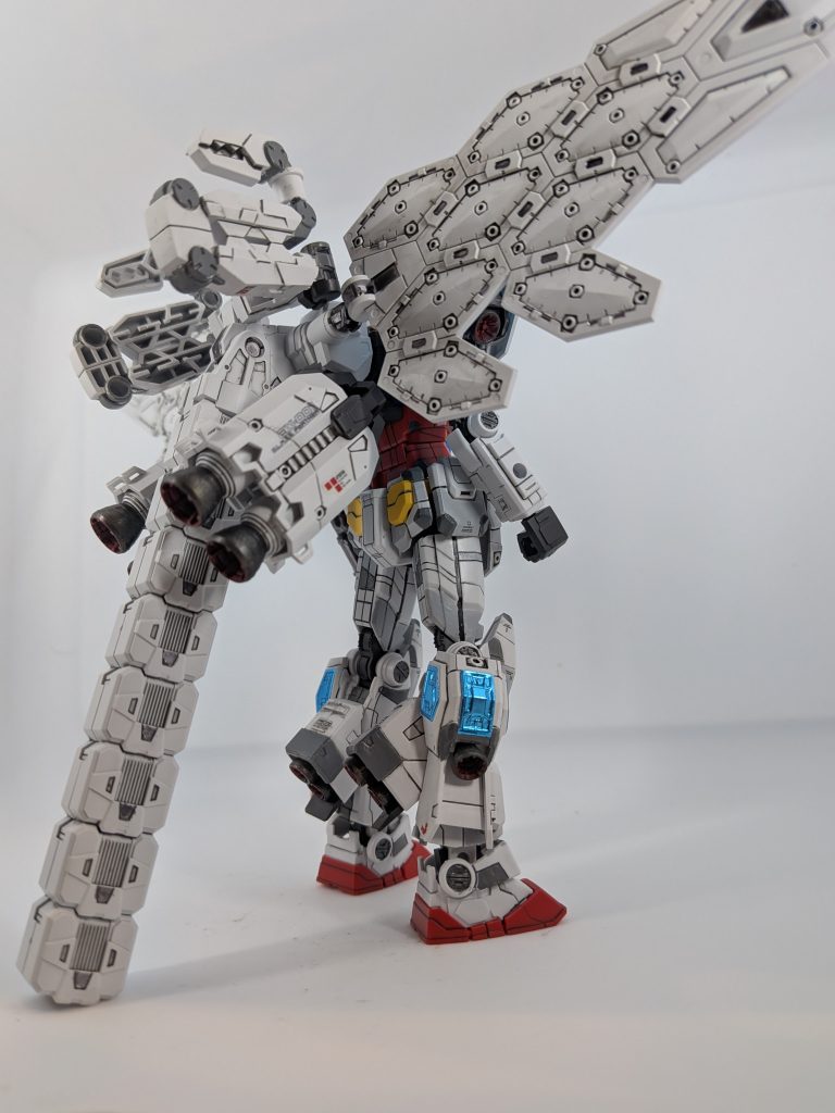 そのモールドへのスミ入れが大変でした😅よせばいいのに、塗り分けやガンダムマーカー(ヘビーガンメタリック)で部分塗装もしたため、なかなかな時間がかかりました😣なお、肩部アーム?の肉抜きは見て見ないフリ(笑)