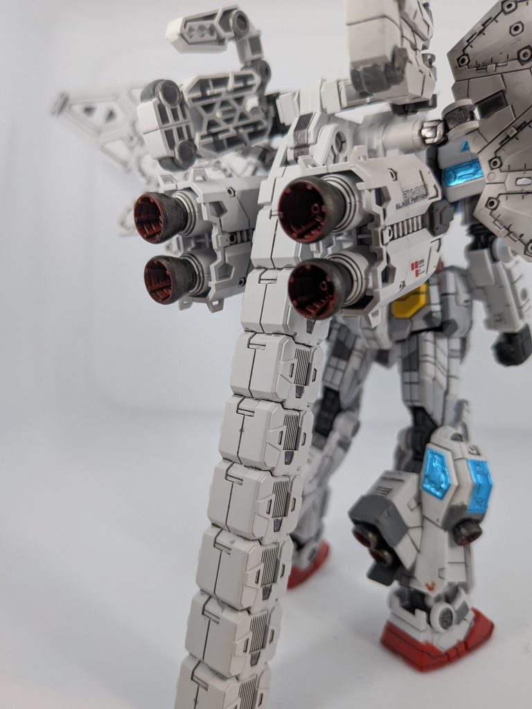 バックパックは巨大なバーニアがお気に入り❤️大好きな焼鉄色で塗装します。バーニアを見たら、焼鉄色を塗らずにいられない体になっています。今回、バーニア内部を初めてメタリックレッドで塗装しました。その後、ウェザリングマスターで赤焼けっぽくしでいます。 このEG万博ガンダム、モールドもバキバキでとてもカッコよいのですが、大腿部付け根の部分がやたら取れやすくて難儀しました(初期不良?🤔)また、キットの仕様上、マーキングの種類は少ないです。そんなわけで、以下のアイテムが役に立ちました。