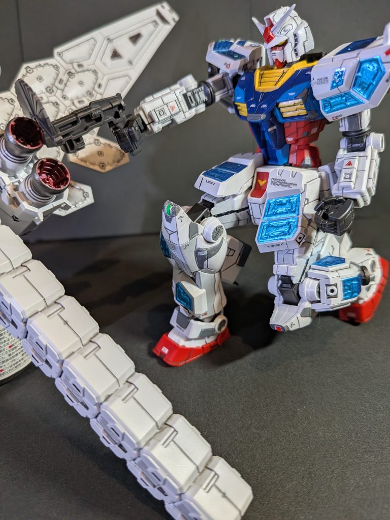 グラスフェザーのオプションパーツセットにはフェザー部以外にも装備があり、「ビーム溶接ガン」なるものがありました。ガンダムが「溶接」…ですか(汗)😅(以下、脳内妄想)(ジジジ…バチバチッ)「まったく雑な使い方しやがって、フェザーがボロボロじゃねえか…。溶接修理は大変なんだよ💢こんな使い方してるヤツの顔を見て見たいぜ………って、使ってんのは俺か🤣」