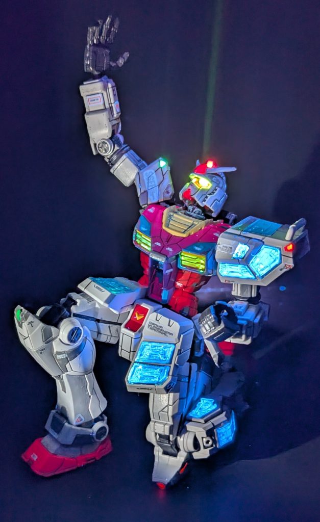 電飾の技術が無いので、塗装で夜のガンダムの輝きを再現してみます。 各蛍光塗料を各部に塗ります。ライトアップされたような自然な淡い輝きを表現したかったので、蛍光塗料を塗った後、部位によって、うすめ液を含ませた綿棒であえてムラがでるように拭いました。UVライトのあて具合が難しかったです💦 再現性はイマイチ😅ですが、あの日、家族で楽しんだ万博を思い出しながら制作できたため、思っていた以上に、楽しく制作できました☺️今回、万博に行ったことで、思いがけずのガンダム3作目になりました。