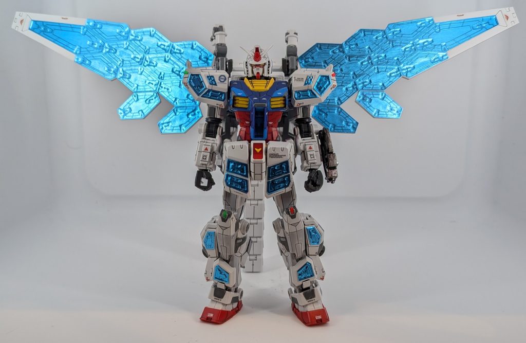 本体のガンダムに手を入れる一方、グラスフェザー装備の制作も同時進行で進め、なんとか完成にこぎつけました。グラスフェザー部分はシールとなっています。HJ誌の記事を参考に、モールドに沿って綿棒でシールを圧着させ、モールドが浮き出るようにしました。クリアパーツの別キットもありますが、自分的にはこれで十分でした。グラスフェザー装備は、モールドがかなりしっかりしていて、それはそれで良かったのですが…