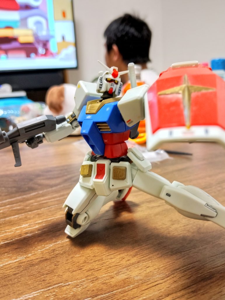 化け物じみたポージングも容易なこの可動域に感動です。昔のHGUCとは格が違いますね。