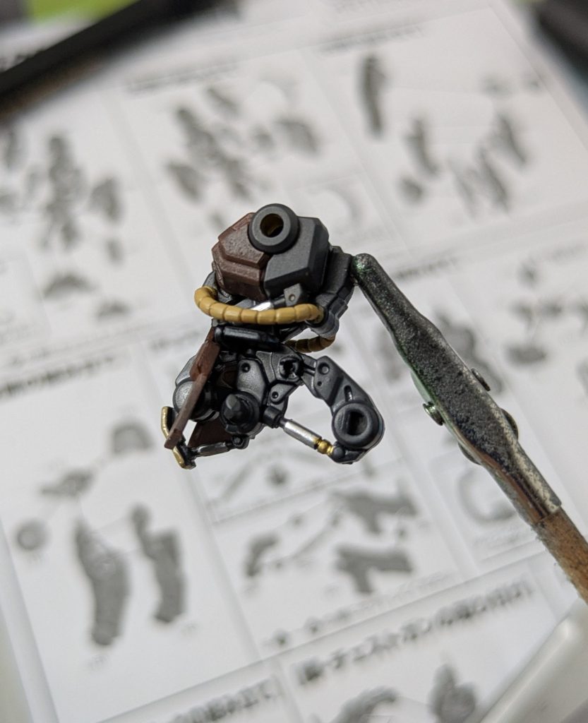 たとえ見えない所でも、合いそうな所をメタリックカラーで塗ってみました。アーティファクトはシリンダー部分が多いのでこうゆう所が好きな自分は頑張りたくなる…