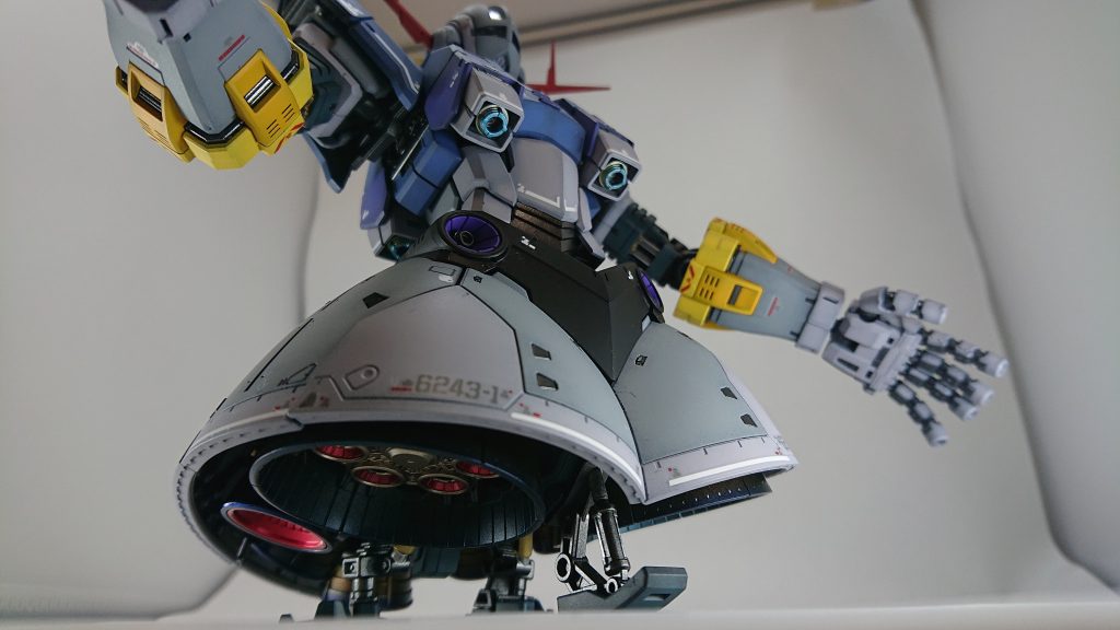 特に改造とかはしてません(できません)。モノアイをメタルパーツ+Hアイズ、お口に皆大好きICソケット位です。ローアングルからズモモモモモモモ