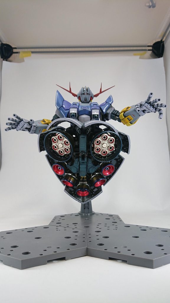 RGジオングと言えばバーニア!焼け塗装をやってみたくてエアブラシ導入したという部分もあります。バーニア塗装楽しかったぁ!バーニアと指は鬼マスキングで塗り分けました、マスキング作業嫌いじゃないから得してるかもね😁