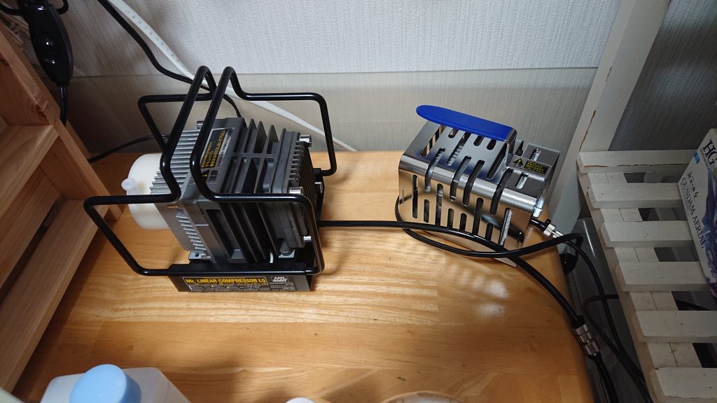 ジオング作ったときは、10年位買ったまま開けてもいなかった右のプチコンを引っ張りだして塗装しました。同時に買ってたハンドピースが当時ろくに調べもしないで買ってたからかシングルアクションのバンドピースで「エアブラシってこんなもんかぁ・・・」と思いながらジオング塗ってました。その後イロイロ我慢できずにL5のセット購入!大人ってコワイ!