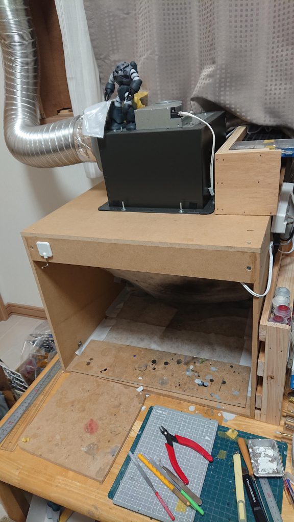 エアブラシに欠かせない排気は自作ブースにて!何かでみたブースを真似て自作してみました。ドラフトチャンバーが云々かんぬん、よくわからんけどまぁ機能してます。塗料ラックも自作したけど、色増えまくってきて足らんね、なんかかんがえよう。こういうのを自作してるときは塗装してるときみたいに脳汁でまくって楽しいですね!