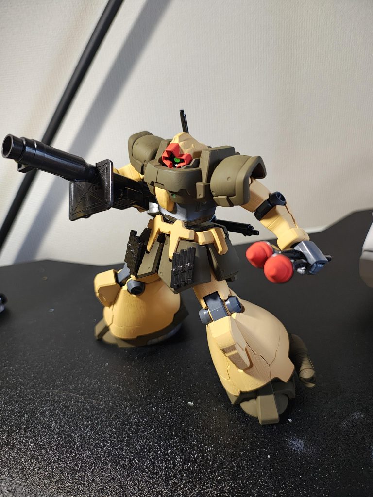 股関節がボールジョイントだったので、ジャンクからなんかの太ももを持ってきてくり抜いた太ももに埋め込みました。