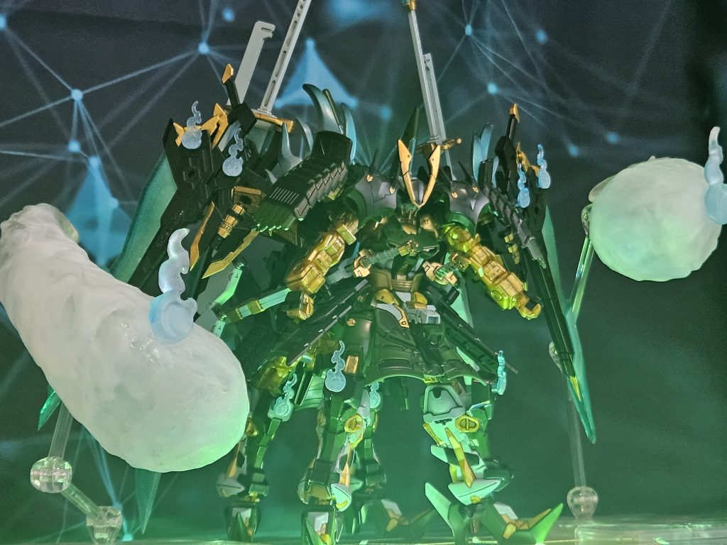 バックパックに巨大武器を装備させる前から四足歩行を予定していました。案の定、安定感抜群に立ってくれます。HGゴールドフレーム天ミナ×2、HGレッドフレームフライトタイプ、BB信長エピオン、信長専用軍馬、30MSソウレイ×2等を組み合わせてます。カラー緑→黒下地の上からグリーン、黒→セミグロスブラック、金→GXラフゴールド、水色→スージーブルー+クールホワイト等を調合。