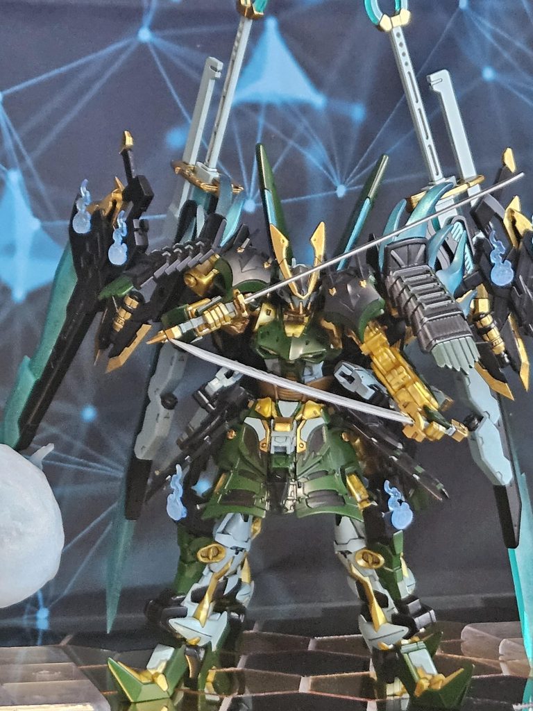 足のスネに30MSメイド服に入ってた余りのパーツを微妙に加工してパテで接着してます。いい感じにフィットしました。