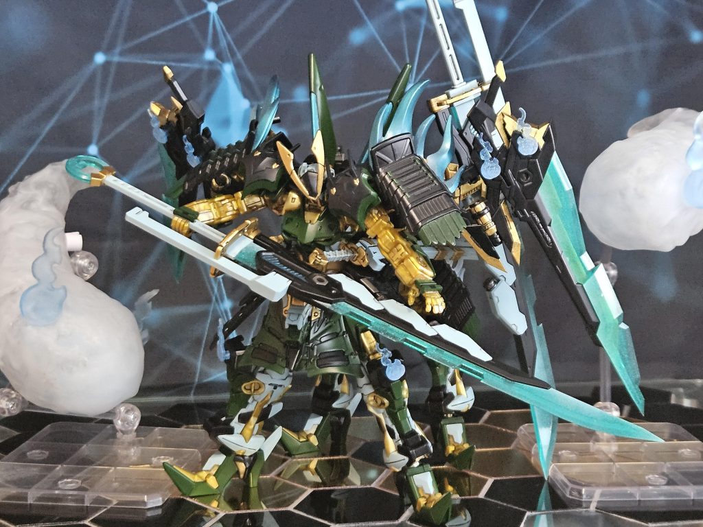 斬艦刀・富士コトブキヤの撃発式超大型戦術刀’’翠雲’’を使用。LEDライト挿入口あるので刀身光るようです。本体をブラックに変えクリアパーツの端っこだけMSホワイトでグラデーションさせてます。武器がデカい為制作の段階で腕の巨大化案や4本腕等も検討してました。