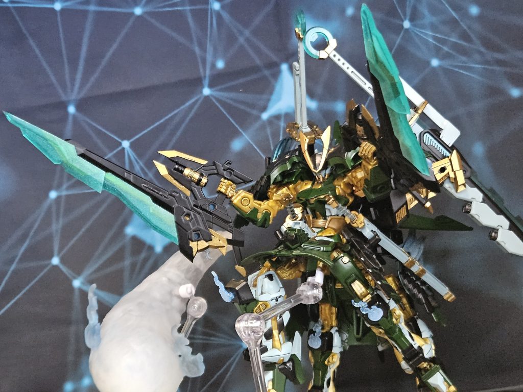 斬煌剣・双翼コトブキヤよりエグゼニスウイングを使用。翠雲とクリアパーツの色が統一感ありいい感じです。連結用の部品がありダブルブレードに出来る模様。
