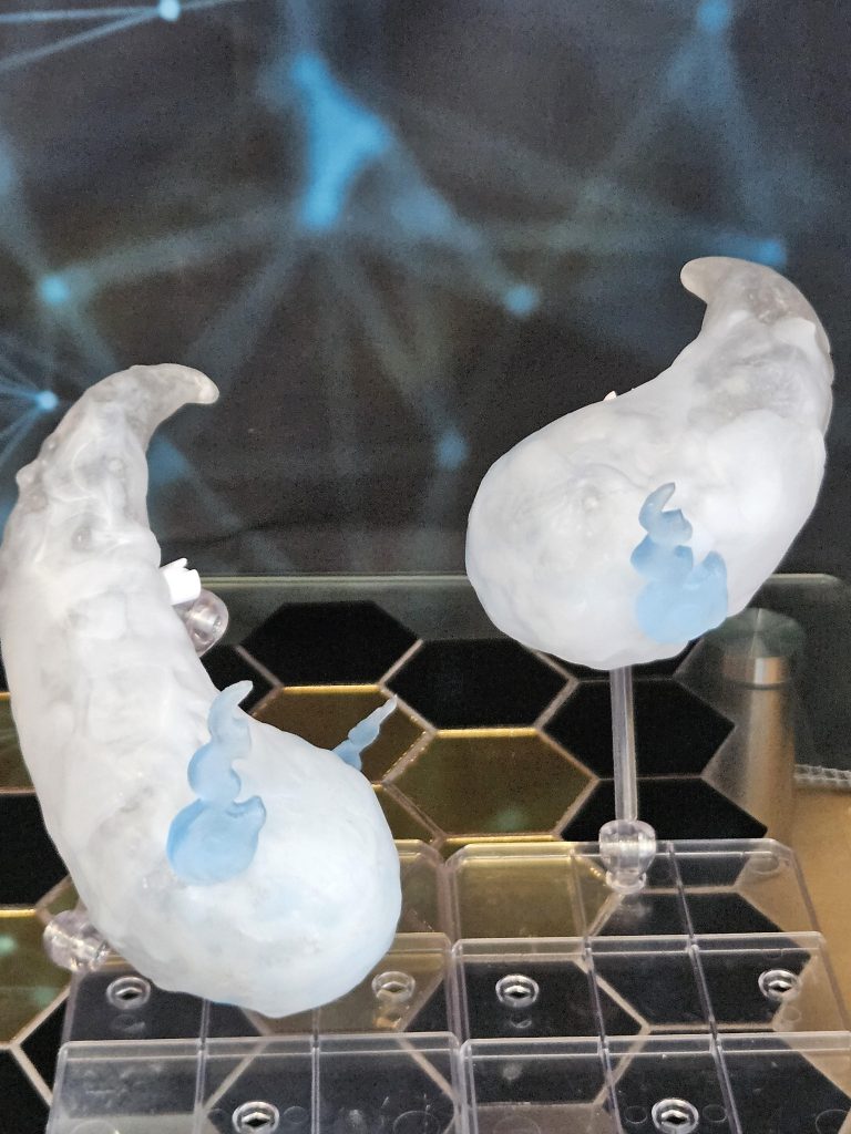 石粉粘土を丸め、乾燥しない間にワセリンを塗り、上からレジンを少し垂らしては固めの繰り返しで、2割くらい残して覆い隠し、竹串や耳掻き等で石粉粘土を全て取り出し空洞に制作してるのでかなり軽い仕上がりになってます。取り除いた後は密閉し、ジョイント部分のみ穴あけ。正面のみ白インクで濁らせたレジンを垂らしてグラデーションさせてます。これが一番大変だった様な…w