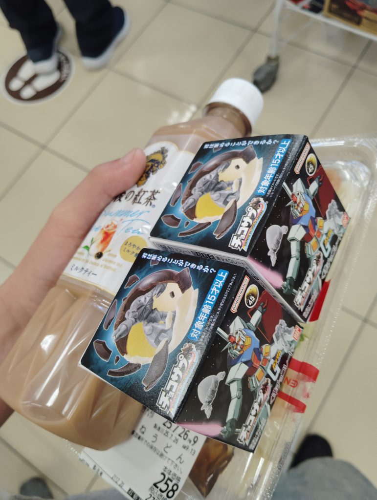 朝チョコサプを買いましたがふたつとも同じガンダムでした