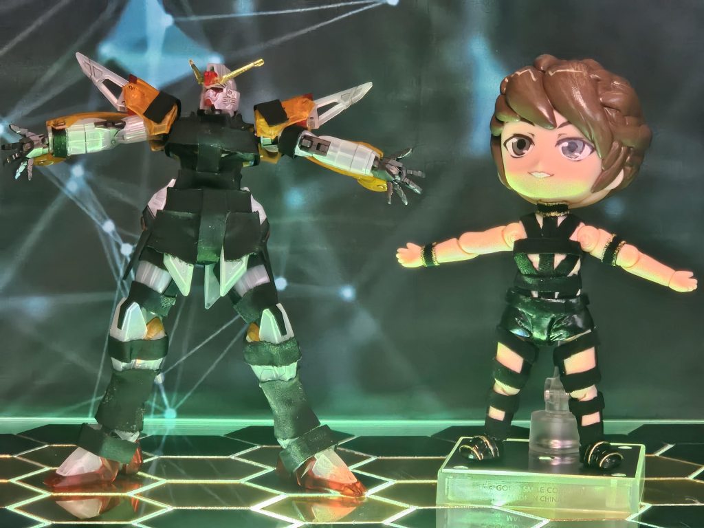 デスティニー(クリア版)と西川貴教さんに寄せて作ったねんどろいど(見えるかなぁ)にガムテープ衣装を取り付けました。衣装には水着に使われるスパンデックスを使用してます。伸び縮みする為ポーズ取らせやすいです。