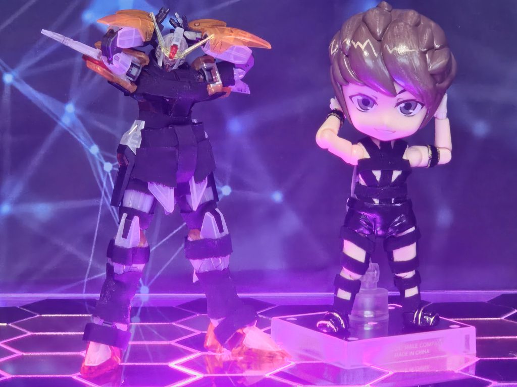 デスティニーの方はそれっぽくポーズ取れますね