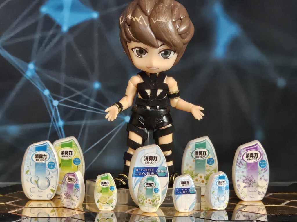 おまけせっかくなのでミニチュア消臭力を制作しました。小さい方はパテで。大きい方は大部分をプラ板で。ベースホワイトの1000を吹き掛け→光沢トップコート→パッケージ印刷後→上からテープを貼り光沢を付けて接着。