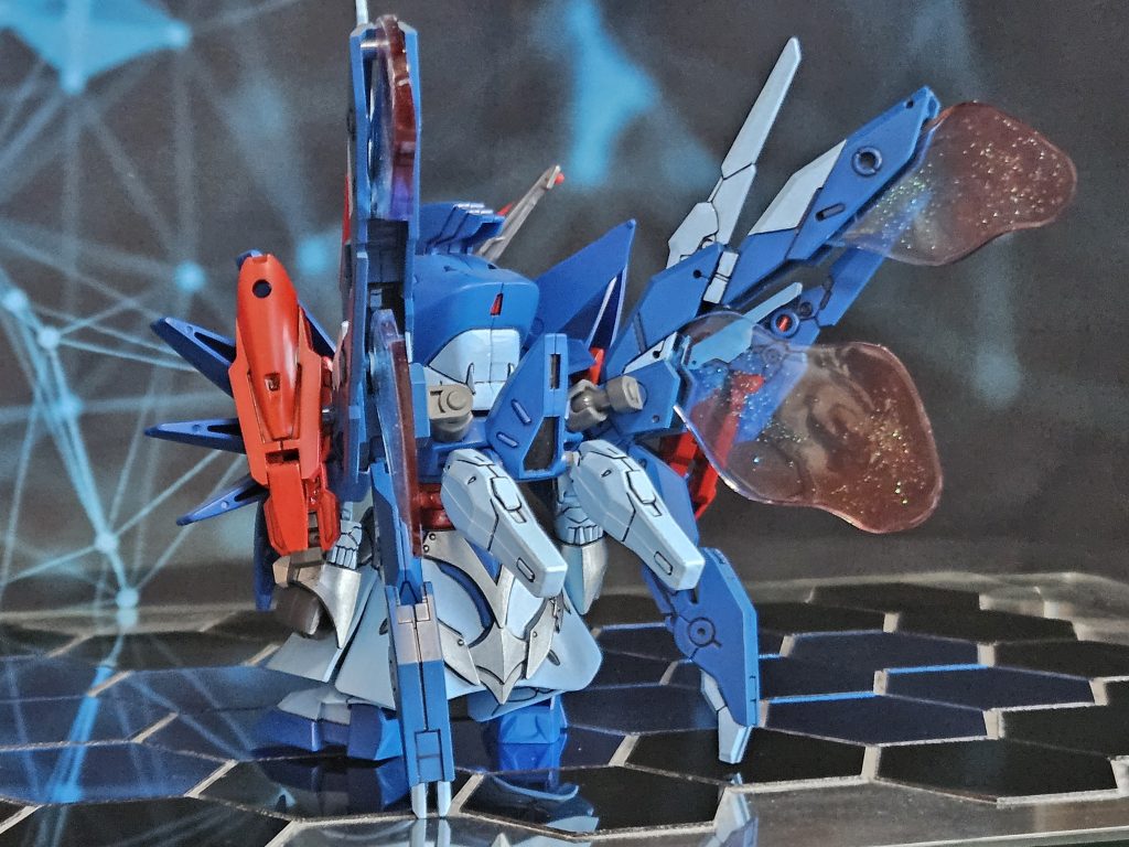 後ろから30MMマルチウイング/マルチブースターを位置を変えて取り付け。レジンでグラデーションさせた羽根の様なモノを取り付けました。