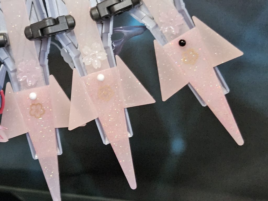 目立たない所にもデカール。端っこのレジン止めのピンが黒いのはアクセント…ではなく足りなかっただけw