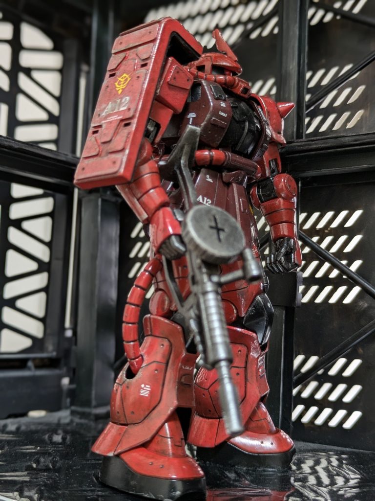 プラ版貼り付け、スジ彫り入れて多少ディティールアップしました。いつも単色で塗り重ねていましたが、今回は黒サフで全体塗った後、2色を筆ムラを残す感じで重ね塗りしました。筆の置き方が従来通りだった為か、今回もコテコテ、バッキバキな仕上がりです…😅また次頑張ろう。ndam-kao