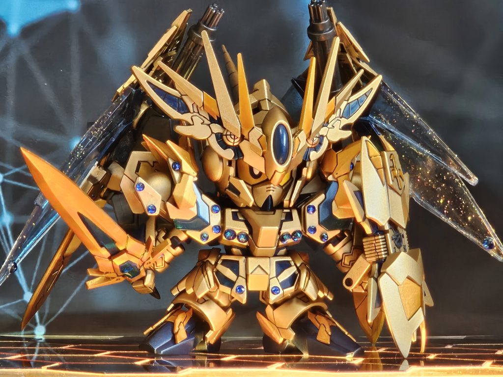 ゴールド、スターブライトゴールド、クリアイエロー＋クリアオレンジと部分的に色分けしてます。装飾にネイル用素材。羽根にレジンを使用。