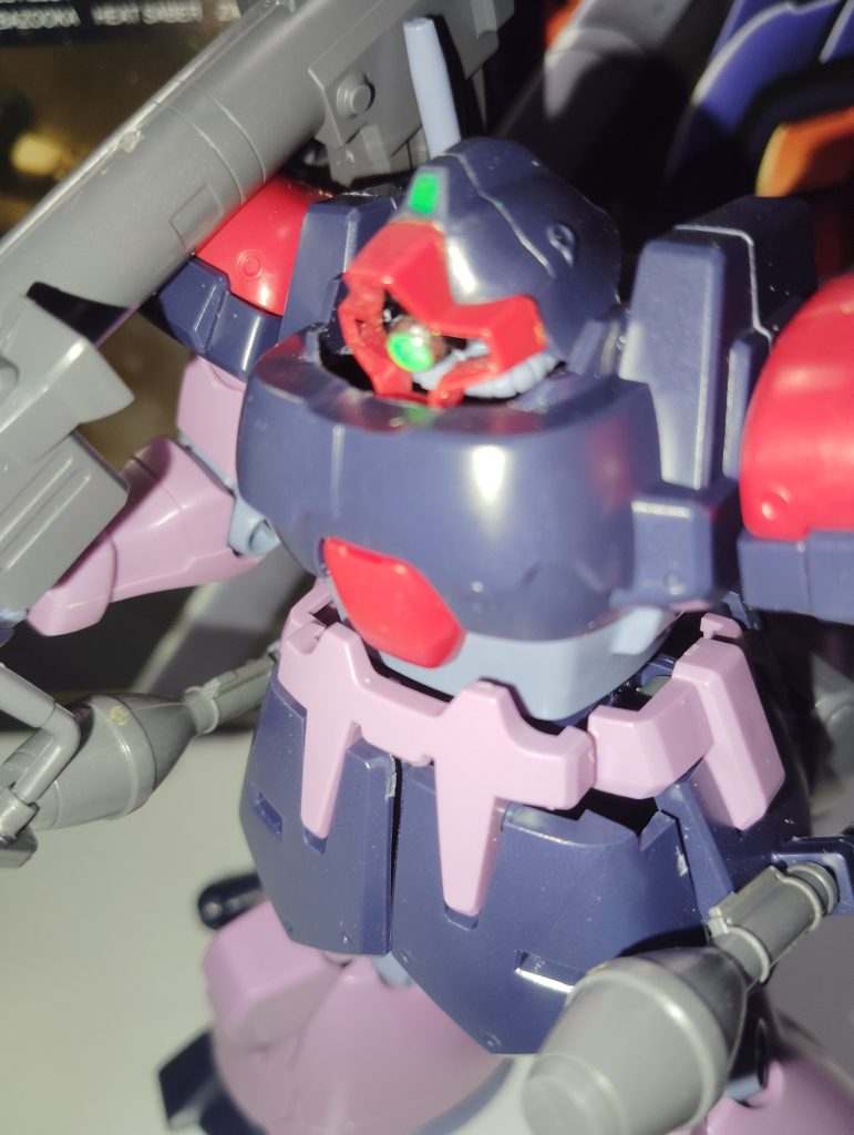 胴体をくり抜いて顎が下がるように、