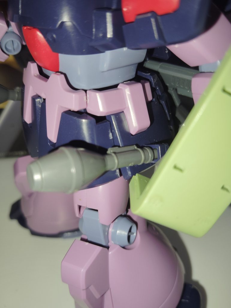 GFrameのドムはシュツルムファウストをサイドアーマーに付けていたのでそれを真似しました留め具はトローペンの股関節から…