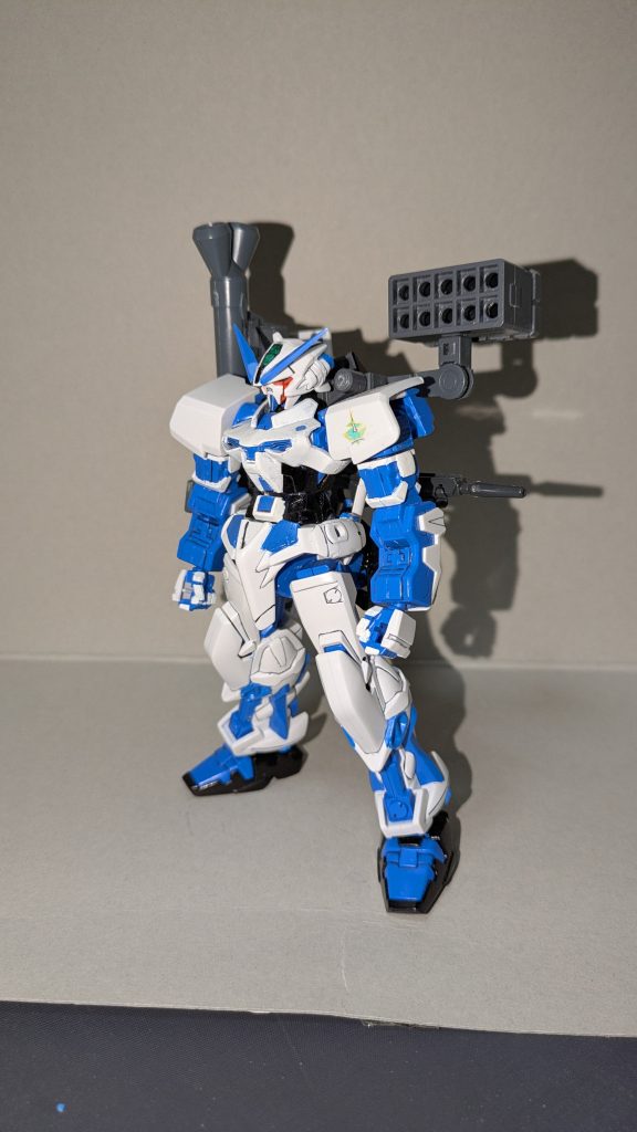 正面やい!胴と頭がセカンドL似じゃないか!って思うかもしれませんが、実はエクバフルブをやっててアストレイの胸部装甲は白いほうが好みだと気づいてこうなったら本体だけでも作っちゃおうってことでこうなってます。だたタクティカルアームズが作れるはずもないので装備は見様見真似でフル•ウェポンになったわけです。