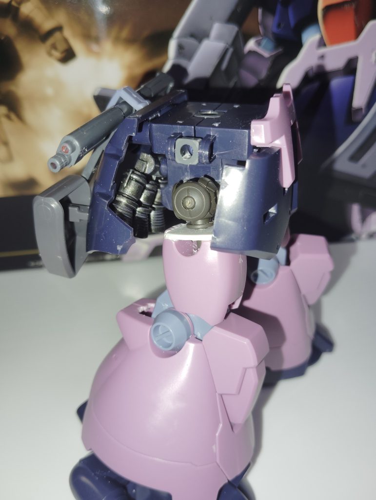 何故股関節から部品が取れるのか?そりゃあ…作った時にボールジョイントをへし折ってしまったからです、おかげでほとんど見えないとは言えクソ変な見た目になりました。