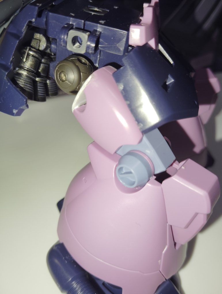 それと同時に膝を少し曲がるようにして、ドムから拝借したリアスカート裏のスラスターを付けました、軸はあるのにスラスターがなくて一瞬不良品かと思いましたよ…