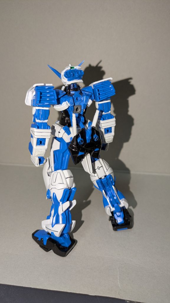 本体背面本体の改造点は主に3つです。まずフル•ウェポン装備を取り付けるための穴を背中に埋め込みました。これはオプションパーツに付いていたパーツを短く切ったものです。さらに装備を取り付ける関係でサーベルラックを設定と同じくバックパック側に付けました。これはただ接着剤でつけただけなのでとても簡単でした。最後に顔ですがツノをシャープ化して真ん中で2つに切って接着した、って感じです。