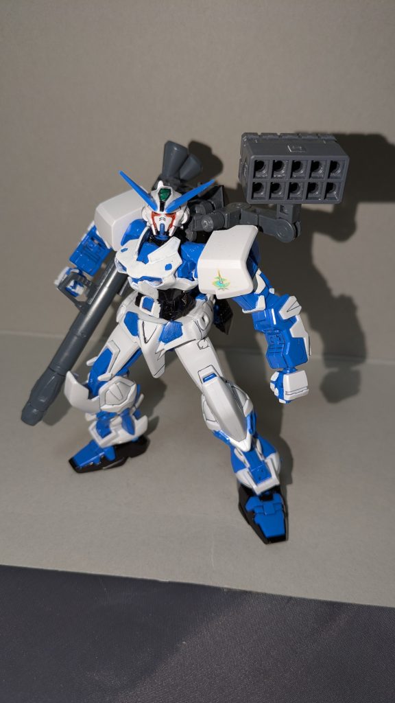 Q)武器持ち手は?A)ないです。Q)じゃあシールドを付けるパーツは?A)ないです。ってことでガンプラのポージングで映える大切なパーツが手元にありません☆ご了承下さい。アストレイは旧キットの方ですが、このキットに関してはこのもっさり感は力強さがあって嫌いじゃないです。