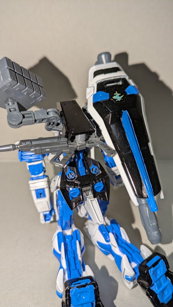 ビームライフルは背面の黒い板(?)の裏側に軸で取り付けています。