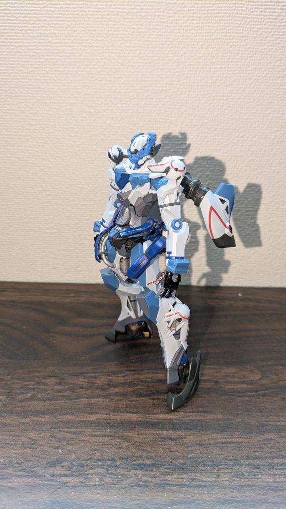 正面色は赤と黄色をなくして所々に金色を入れました。機体色に合わせてツノ(?)を水色にしたのは気に入っています。