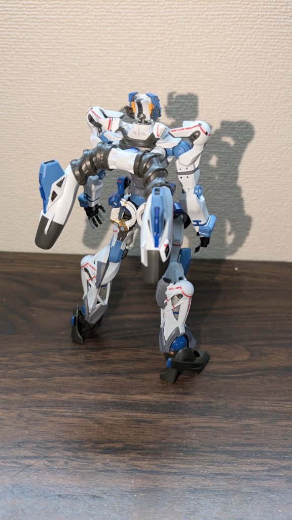 背面ブースターの白の部分塗装は出来るならしたかったのですが、もう色ムラ極みの未来が見えていたため諦めちゃいました。足の中のタンク(?)をシルバーにしたら金属感が出てやった甲斐がありました。