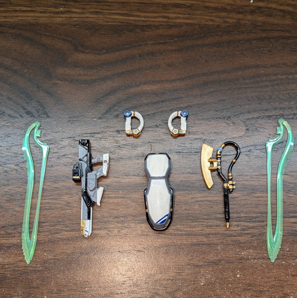 武器どうしても白の筆塗りが上手くいかずにとんでもないシールドが出来ちゃいました。早く克服したい、、、トメノスケの塗装が一番楽しかったです。隠蔽力の高い金色と黒色だったのではみ出しを拭き取る必要がなかったからですね。色の元ネタは分かる人には分かると思います•••