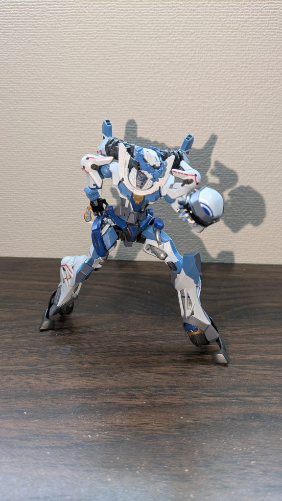 接近戦に持ち込む構え。胴体が大きく曲がるのでポージングがつけやすいです。さらに平手が両手分ついてくるというありがたい付属品。